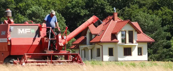 Żniwa we wsi Krasiczyn w województwie podkarpackim, lipiec 2020 r. fot. Kamil Krukiewicz/ REPORTER/EAST NEWS