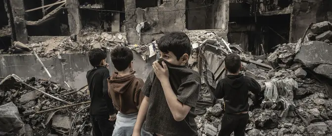 Izraelskie pociski nie oszczędziły nawet budynków przy reprezentacyjnej alei w centrum Bejrutu – Corniche al-Mazraa, 10 kwietnia 2026 r. fot. Murat Sengul/ Anadolu/Getty Images