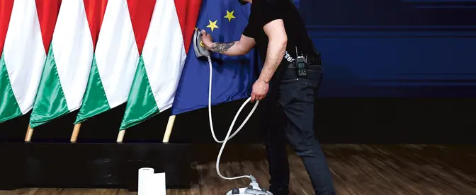 Przed konferencją prasową Pétera Magyara – lidera zwycięskiej partii Tisza, 13 kwietnia 2026 r. fot. Jakub Porzycki/NurPhoto/Getty Images