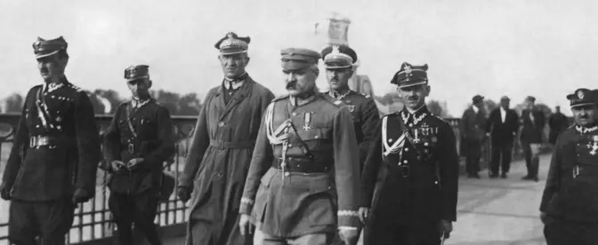 Józef Piłsudski na Moście Poniatowskiego, 12 maja 1926 r., na czele wiernych sobie oddziałów. Marszałek zajął warszawską Pragę i zażądał od prezydenta Stanisława Wojciechowskiego dymisji rządu Wincentego Witosa Fot. LASKI DIFFUSION/ East News