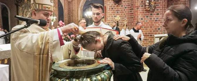 Wigilia paschalna z udzieleniem sakramentu chrztu św. siedmiu dorosłym katechumenom pod przewodnictwem abp. Zbigniewa Zielińskiego, metropolity poznańskiego, Poznań, Bazylika Archikatedralna, 4 kwietnia 2026 r. Fot. Waldemar Wylegalski/Archidiecezja Poznańska