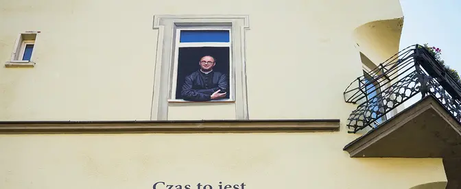 Mural w Sopocie upamiętniający twórcę hospicjum w Pucku, sierpień 2023 r. Ksiądz Jan Kaczkowski mówił o chorowaniu realistycznie i bez upiększania, a jednocześnie z empatią i zrozumieniem, jak ważna jest godność pacjenta | fot. Jakub Strzelczyk/East News
