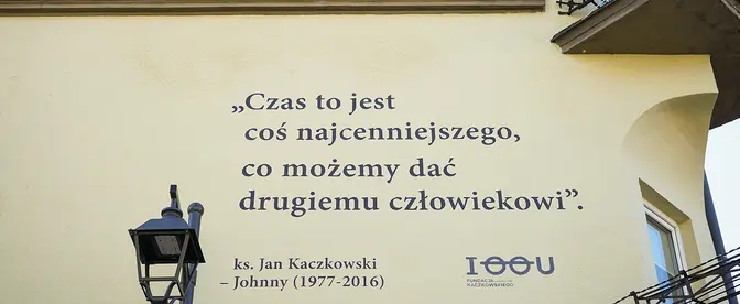 Mural w Sopocie upamiętniający twórcę hospicjum w Pucku, sierpień 2023 r. Ksiądz Jan Kaczkowski mówił o chorowaniu realistycznie i bez upiększania, a jednocześnie z empatią i zrozumieniem, jak ważna jest godność pacjenta | fot. Jakub Strzelczyk/East News