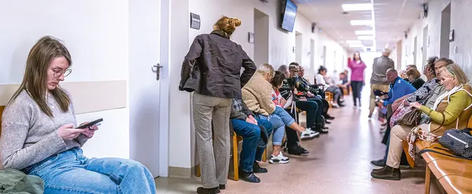 Zarządzający szpitalami na prowincji obawiają się, że jeśli lekarze obcokrajowcy nadal będą wykluczani z możliwości pracy w Polsce, może to zakończyć się zamykaniem szpitalnych oddziałów i przychodni. Przychodnia lekarska w Olsztynie, 1 października 2025 r. | fot. Eryk Stawiński/ REPORTER/East News