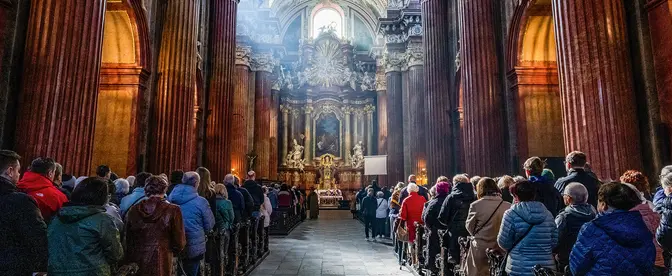 Reforma po Soborze Watykańskim II miała na celu zmianę sposobu uczestnictwa w liturgii – od strategii widza jak w teatrze po partycypację. Poznań, 8 marca 2026 r. | fot. Łukasz Gdak/East News