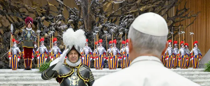 Papież Leon XIV podczas uroczystości zaprzysiężenia nowych rekrutów Gwardii Szwajcarskiej. Z powodu deszczu wydarzenie zorganizowano w Auli Pawła VI. Watykan, 6 maja 2026 r. | fot. VATICAN MEDIA/East News