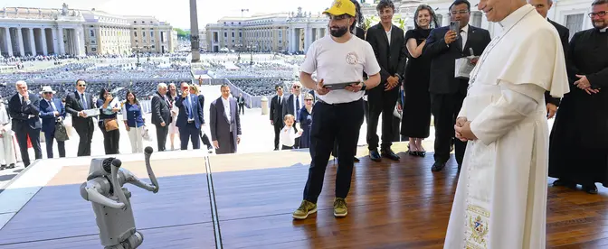 Robotyczny pies zaprezentowany papieżowi Leonowi XIV podczas cotygodniowej audiencji na Placu św. Piotra w Watykanie, 27 maja 2026 r. Dwa dni wcześniej papież zaprezentował swoją pierwszą encyklikę Magnifica humanitas, podejmując w niej temat roli człowieka w zmieniającym się dynamicznie świecie automatyzacji, robotyki i sztucznej inteligencji | fot. Simone Risoluti/Vatican Media/Abaca Press/East News