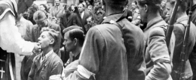 Zwykle pamiętamy ich ze zdjęć przedstawiających polowe ołtarze ustawione na podwórkach kamienic, msze odprawiane przed oddziałami Armii Krajowej albo błogosławieństwo udzielane młodym żołnierzom przed wyjściem do walki. Tymczasem znacznie częściej można było spotkać ich w piwnicach pełnych mieszkańców, w szpitalach urządzonych w szkołach i klasztorach albo przy prowizorycznych mogiłach kopanych na podwórkach | fot. Danuta B. Łomaczewska/East News
