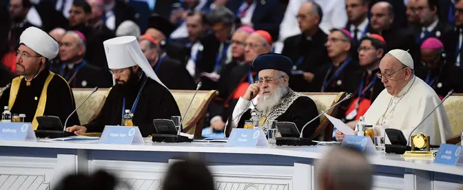 Papież Franciszek podczas pielgrzymki do Kazachstanu we wrześniu 2022 roku. Wziął tam udział w VII Kongresie Przywódców Światowych i Tradycyjnych Religii, a także spotkał się z miejscowymi katolikami, stanowiącymi 2 proc. kazachskiego społeczeństwa | fot. Filippo Monteforte/AFP/East News