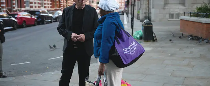 Andy Burnham rozmawia z Hubarem, osobą w kryzysie bezdomności, podczas spotkania z bezdomnymi na ulicy w towarzystwie pracowników londyńskiej organizacji charytatywnej The Passage, poniedziałek 20 lipca 2026 r. | fot. Christopher Furlong/Associated Press/East News
