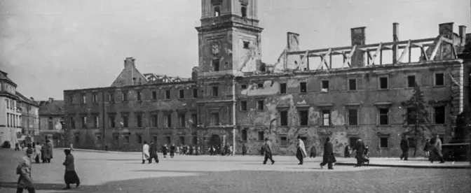 Zamek Królewski w Warszawie spłonął 17 września 1939 r. w wyniku niemieckiego ostrzału artyleryjskiego, później został ograbiony, a w 1944 doszczętnie zniszczony | Fot. Narodowe Archiwum Cyfrowe