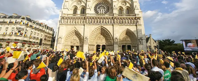 Tłum wiernych wiwatujący na cześć Benedykta XVI przed Katedrą Notre Dame podczas jego wizyty apostolskiej we Francji. 12 września 2008 r. | fot. Godong/UIG/East News
