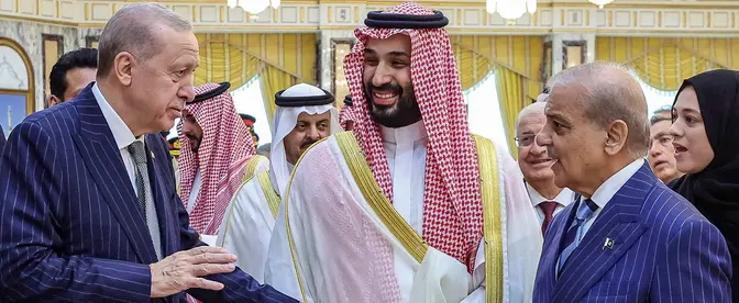 Książę koronny Arabii Saudyjskiej Mohammed bin Salman (pośrodku), prezydent Turcji Recep Tayyip Erdoğan (z lewej) oraz premier Pakistanu Shehbaz Sharif podczas podpisania trójstronnego paktu obronnego | Fot. HANDOUT/AFP/East News