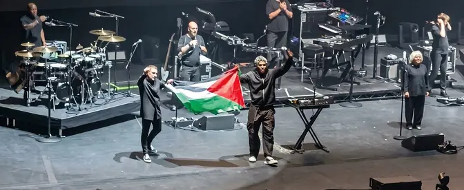 Za rozwinięcie flagi Palestyny w czasie koncertu w Singapurze 29 lipca br. grupa Massive Attack trafiła do aresztu i otrzymała bezterminowy zakaz wjazdu do kraju | Fot. Screen/Fb