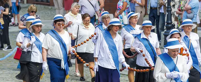 Boże Ciało w Elblągu, 30 maja 2024 r. Procesje różańcowe, podobne do tych, jakie organizowane są do dziś w uroczystość Ciała i Krwi Pańskiej, odbywały się we wspomnienie Matki Bożej Różańcowej | Fot. StanisŁaw Bielski/ REPORTER/EAST NEWS