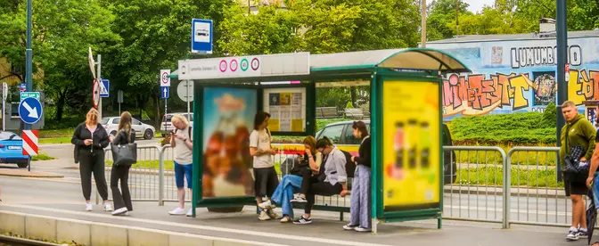 Przystanek tramwajowy przy powstałym w latach 50. osiedlu akademickim Lumumbowo w Łodzi, 1 sierpnia 2025 roku | Fot. Piotr Kamionka/REPORTER/East News